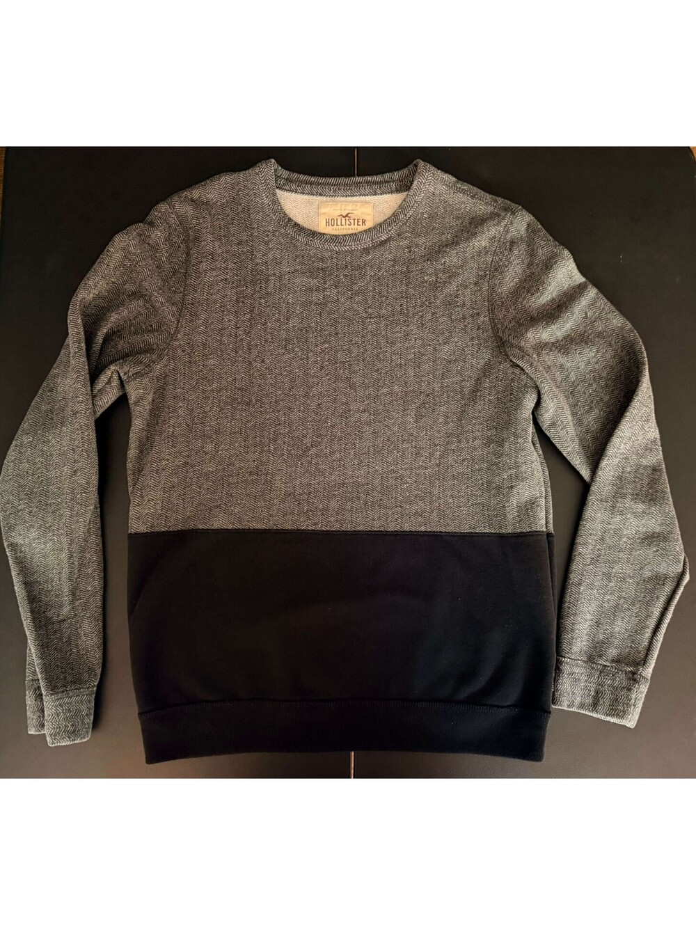 Hollister Men's MEDIUM Crewneck Sweater Sweatshirt Black & Gray Color Block